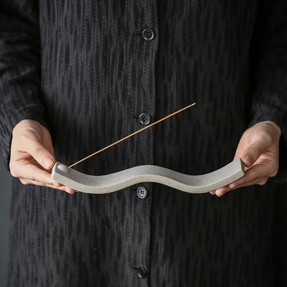 WaveZen – Räucherstäbchenhalter in Wellenform aus Keramik