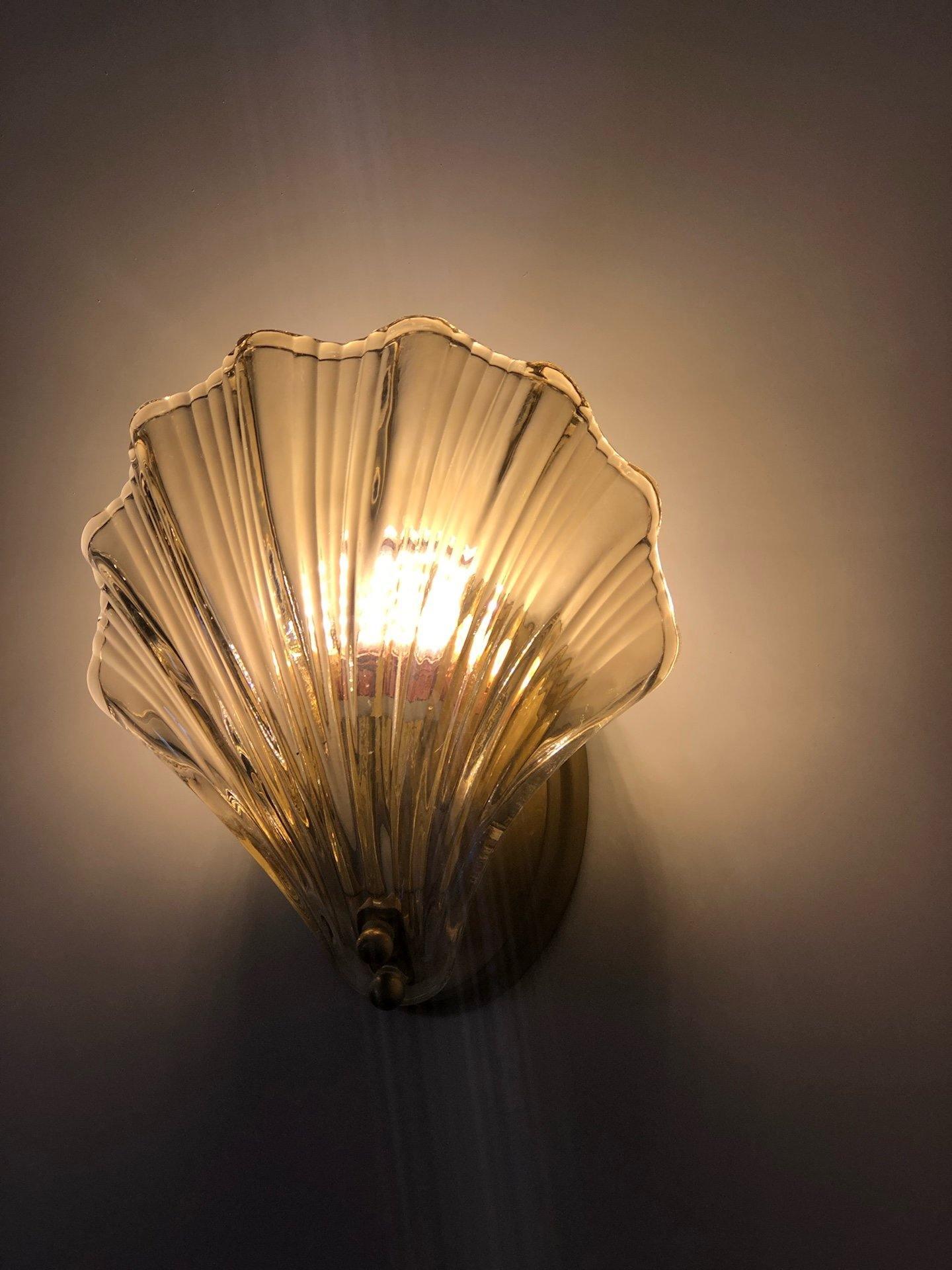 Shellina – Wandlampe in Muschelform aus Keramik