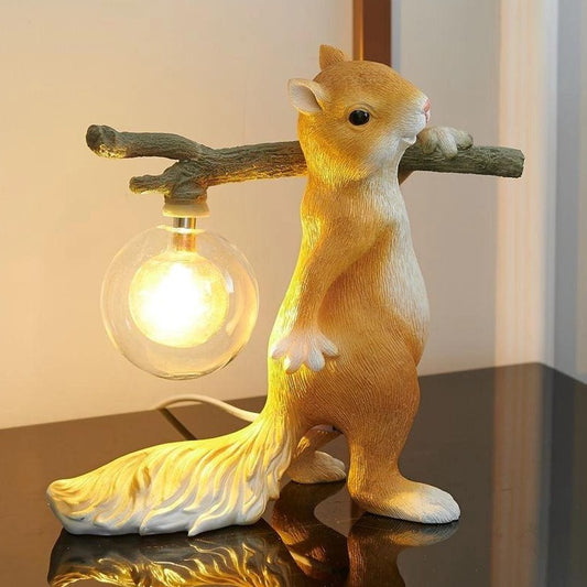 Kelvin – Tischlampe mit Eichhörnchenfigur: Spielerisches Design trifft auf warme Beleuchtung