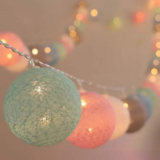 Hazel – Farbige LED-Kugellichterkette aus Baumwolle
