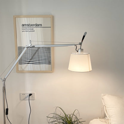 Liana – Elegante Stehlampe mit modernem Design