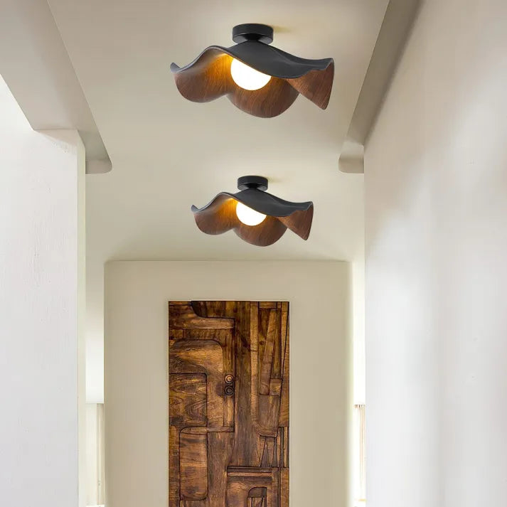 Liana – Deckenlampe aus Holz und Harz: Nordische Eleganz in Lotusform