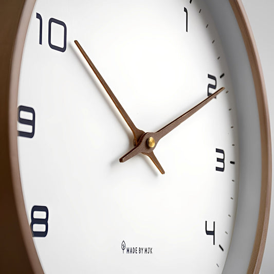 Janice – Skandinavische Wanduhr im schlichten Holzstil