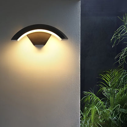 Akagi – Geschwungene LED-Außenlampe