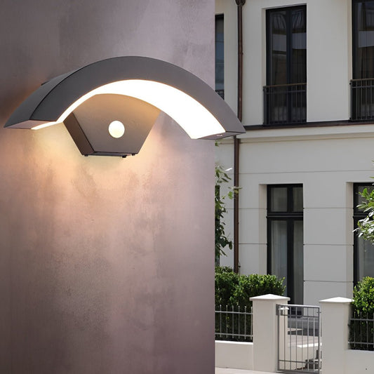 Akagi – Geschwungene LED-Außenlampe