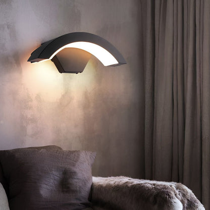 Akagi – Geschwungene LED-Außenlampe