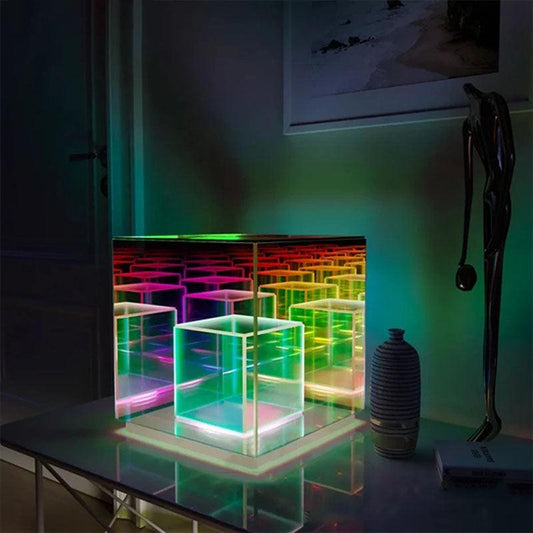 InfinityGlow – LED-Tischlampe mit endlosem 3D-Spiegeleffekt im Würfel-Design