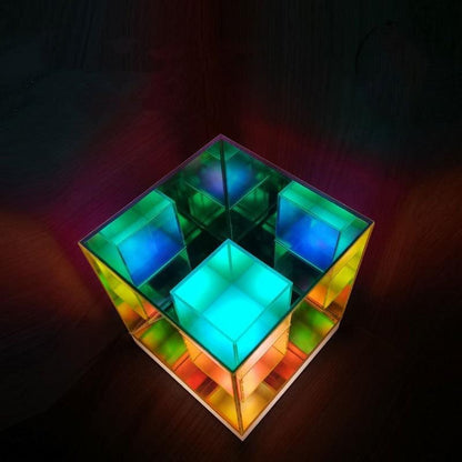 InfinityGlow – LED-Tischlampe mit endlosem 3D-Spiegeleffekt im Würfel-Design