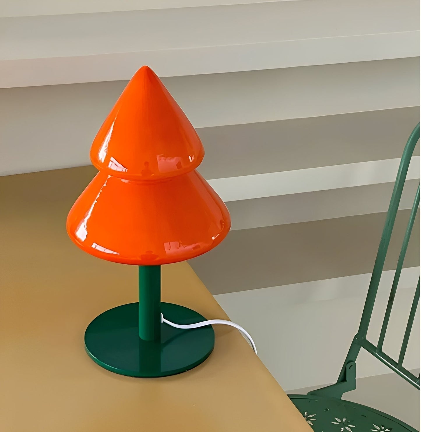 Noelle – Bunte Tischlampe in Tannenbaumform