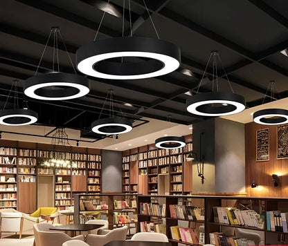 Orbis – Minimalistische LED-Hängelampe als Ring in Schwarz