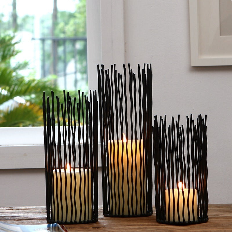 Shin – Geometrischer Kerzenständer aus Schmiedeeisen