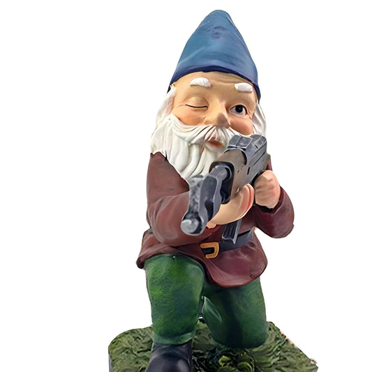 Fritz – Lustiger Gartenzwerg in Tarnkleidung