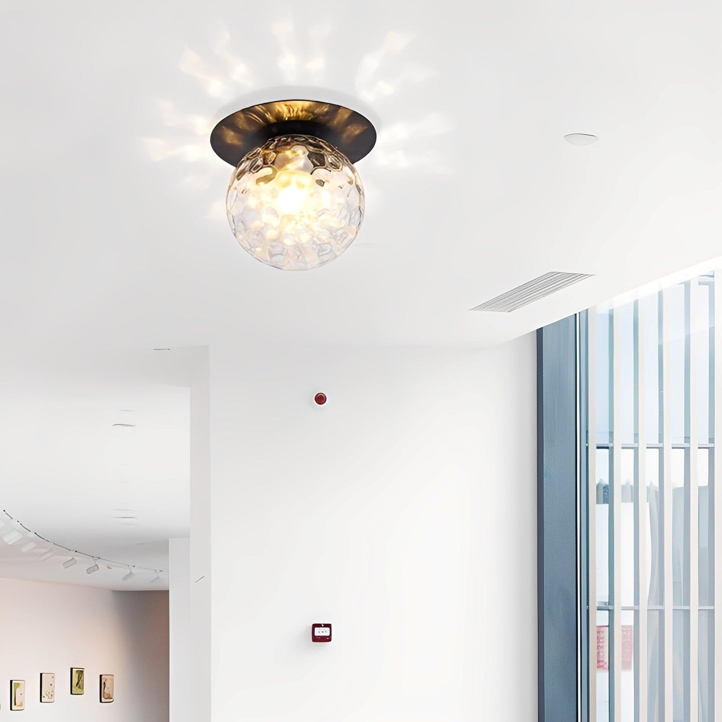 Elin – Nordische Wandlampe mit Glaskugel