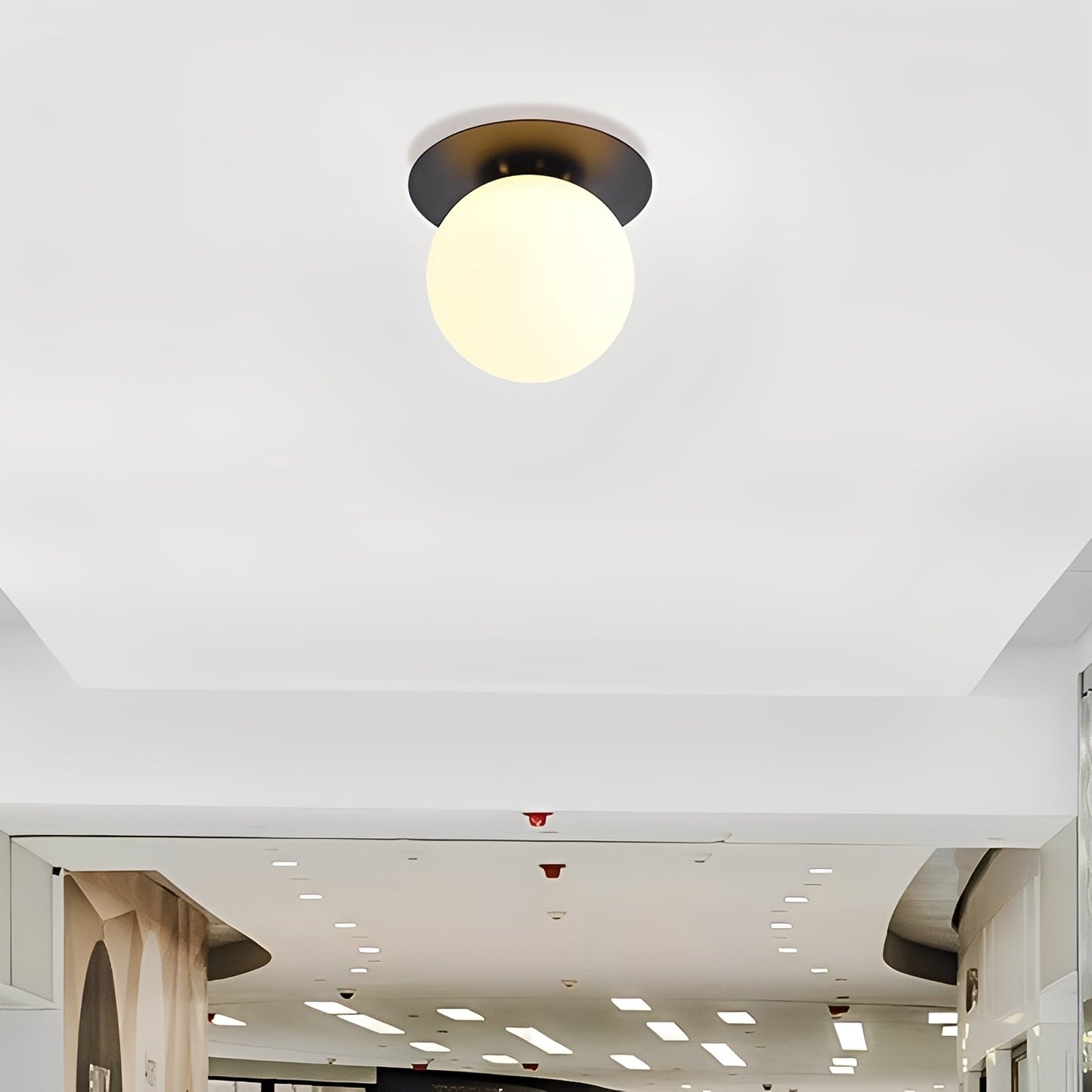 Elin – Nordische Wandlampe mit Glaskugel