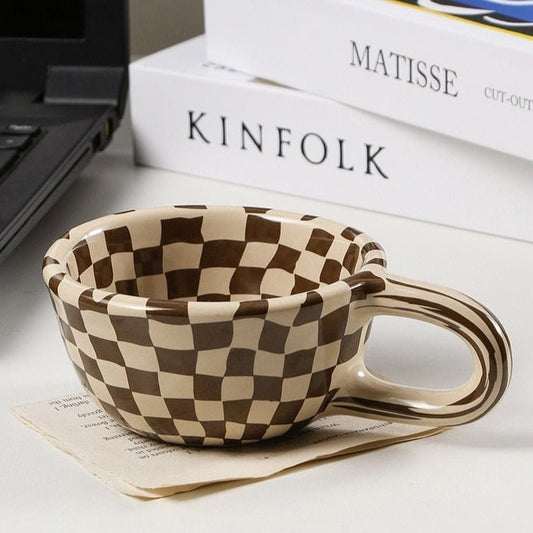 BrettTasse – Handgefertigte Keramiktasse im modernen Schachbrettlook