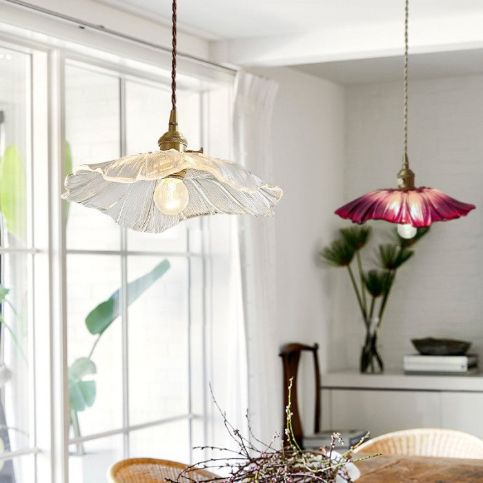 FloraLicht – Verspielte Blüten-Deckenleuchte im Vintage-Design