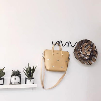 Miro – Moderner Kleiderhaken aus Eisen mit Wellenmuster