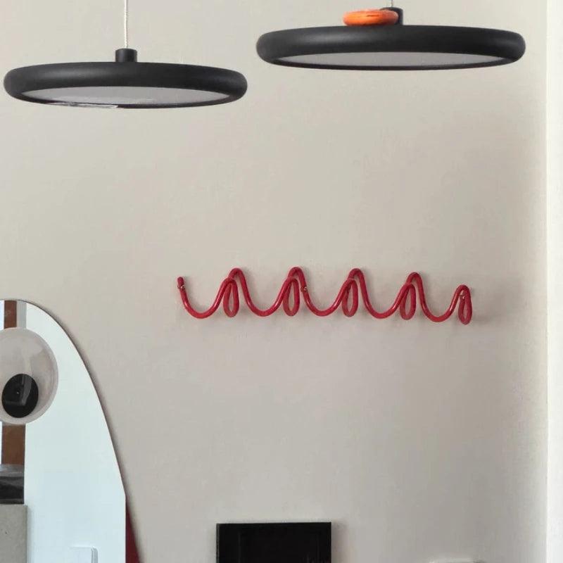 Miro – Moderner Kleiderhaken aus Eisen mit Wellenmuster