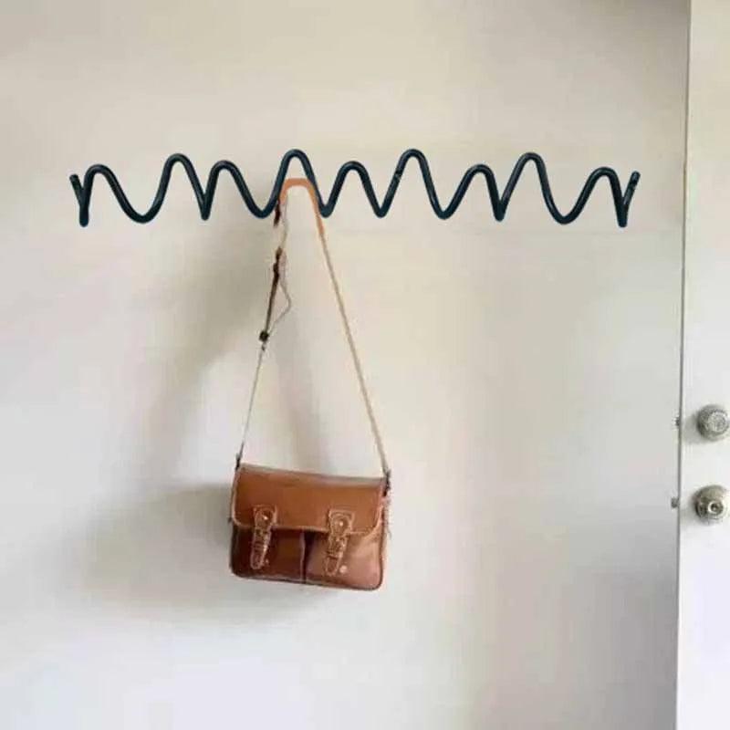 Miro – Moderner Kleiderhaken aus Eisen mit Wellenmuster