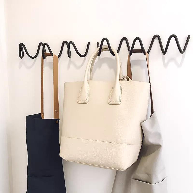 Miro – Moderner Kleiderhaken aus Eisen mit Wellenmuster