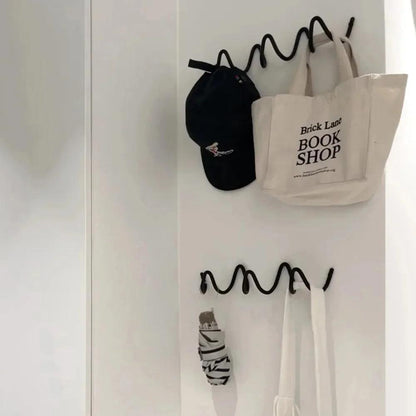 Miro – Moderner Kleiderhaken aus Eisen mit Wellenmuster