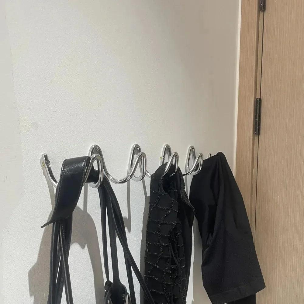 Miro – Moderner Kleiderhaken aus Eisen mit Wellenmuster