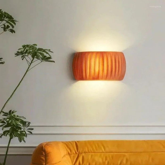 Ardena – Moderne Art Deco Wandlampe aus Harz mit Rillenstruktur