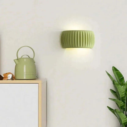 Ardena – Moderne Art Deco Wandlampe aus Harz mit Rillenstruktur