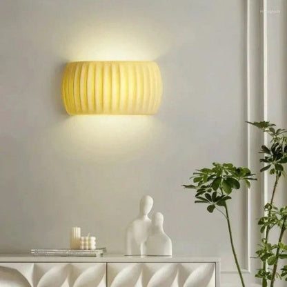 Ardena – Moderne Art Deco Wandlampe aus Harz mit Rillenstruktur