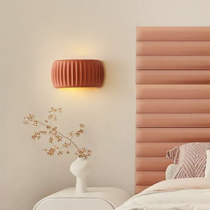 Ardena – Moderne Art Deco Wandlampe aus Harz mit Rillenstruktur