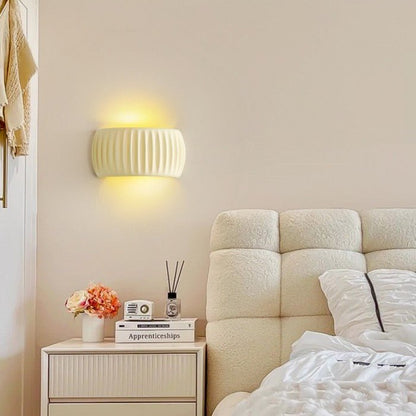 Ardena – Moderne Art Deco Wandlampe aus Harz mit Rillenstruktur