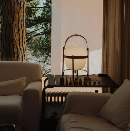 Takara – Glas-Stehlampe aus Holz
