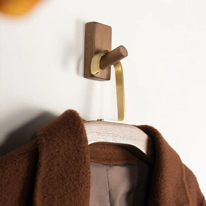 Dorian – Kleiderbügel aus Schwarznuss-Holz & Messing