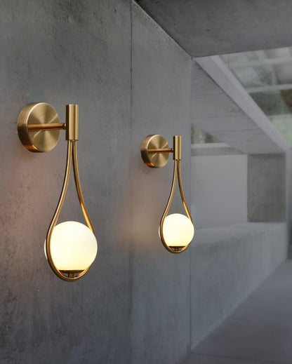 Aurora - Goldene Wandleuchte mit Glas-Globus