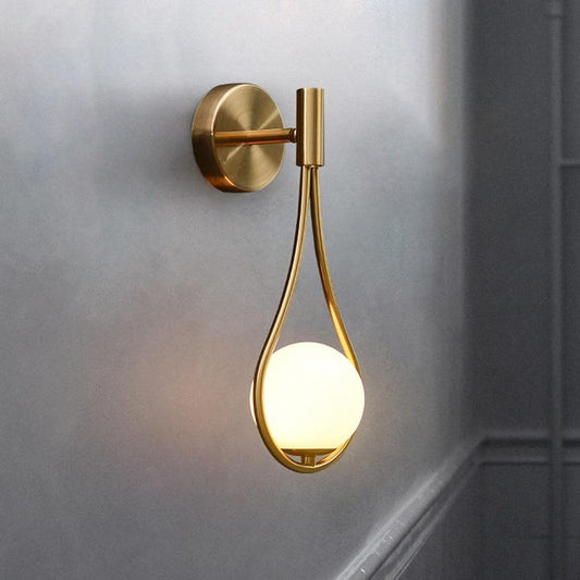 Aurora - Goldene Wandleuchte mit Glas-Globus